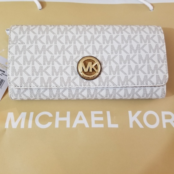 Michael Kors Handbags - MK FULTON WALLET 💝💝